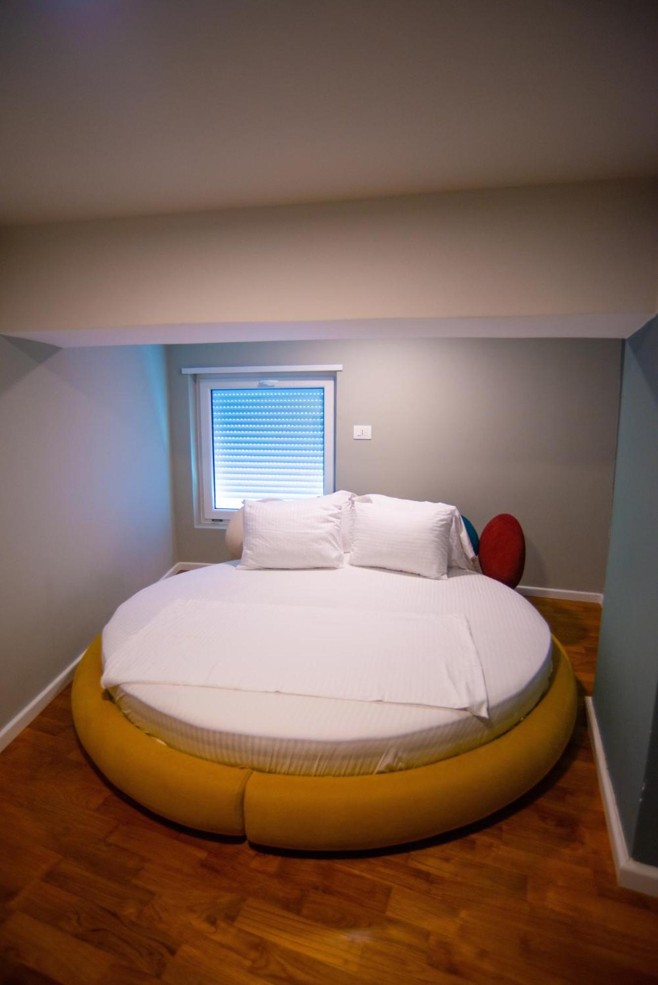 Bougainville Bay Hotel ซารานเดอ ภายนอก รูปภาพ A round bed