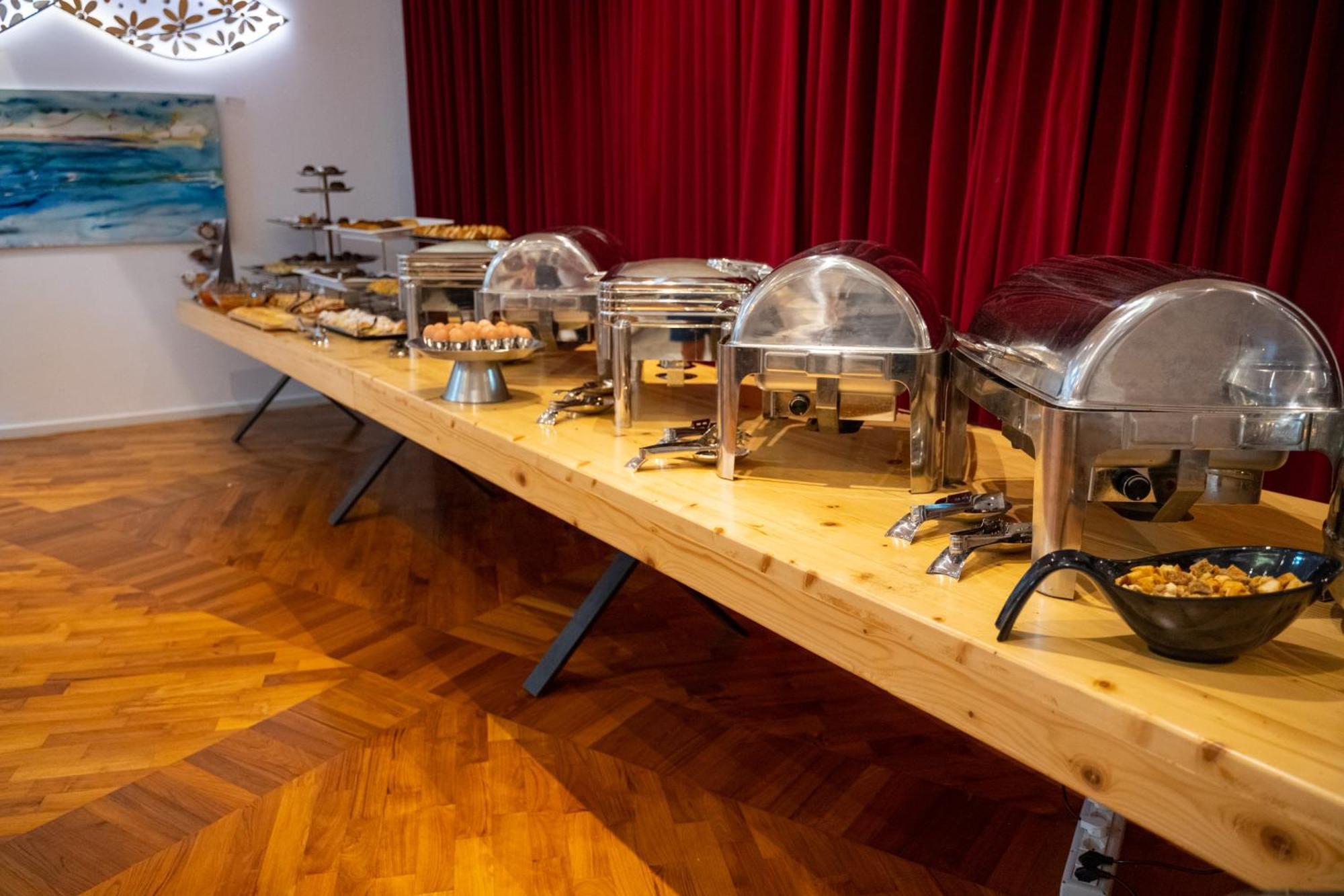 Bougainville Bay Hotel ซารานเดอ ภายนอก รูปภาพ A buffet table