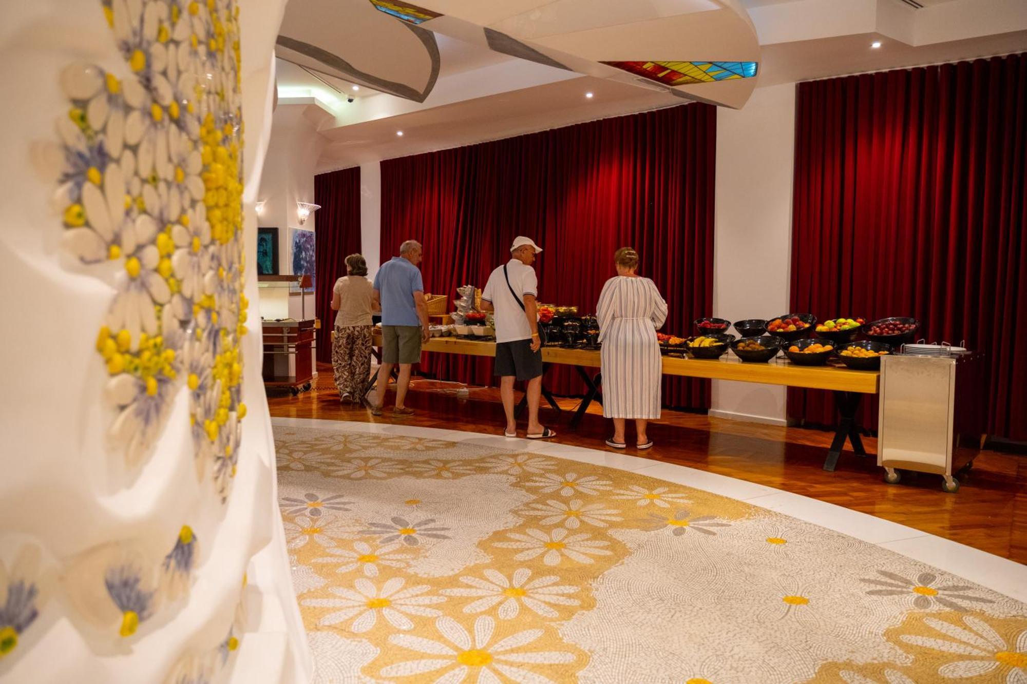 Bougainville Bay Hotel ซารานเดอ ภายนอก รูปภาพ A buffet at a hotel