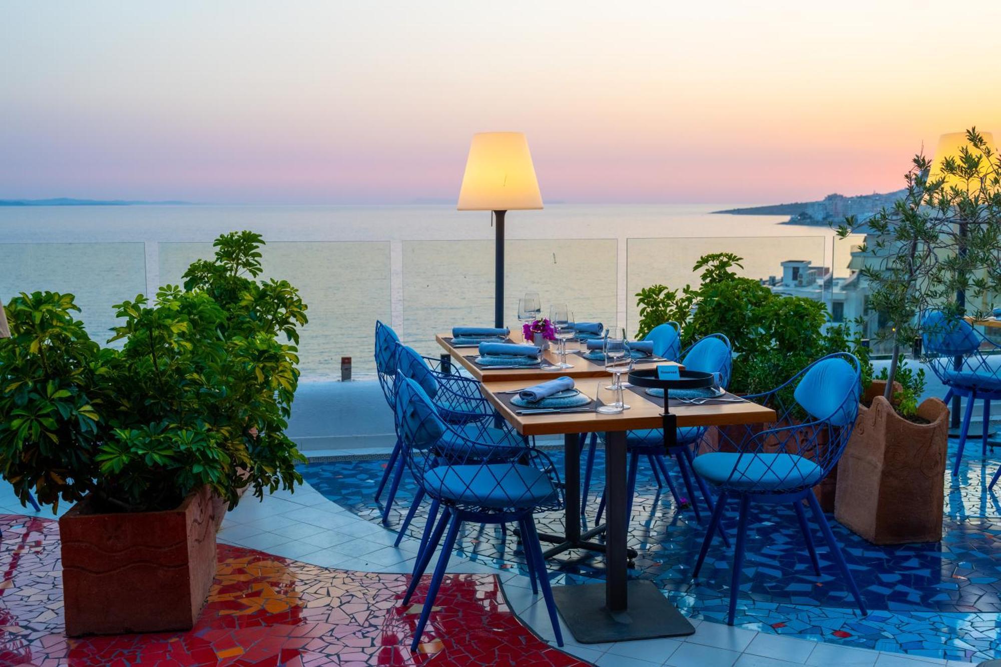 Bougainville Bay Hotel ซารานเดอ ภายนอก รูปภาพ The restaurant's terrace