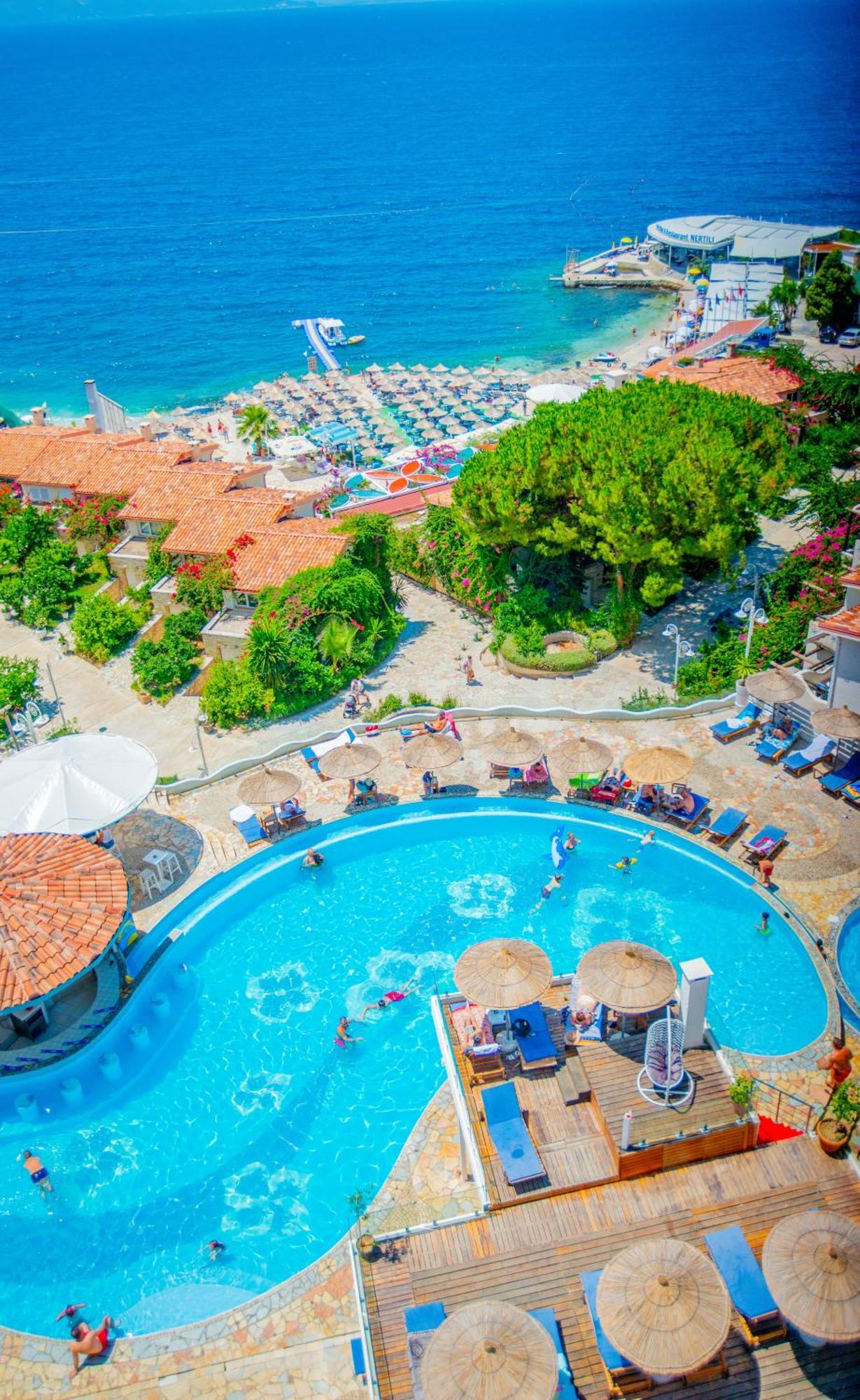 Bougainville Bay Hotel ซารานเดอ ภายนอก รูปภาพ Aerial view of the pool