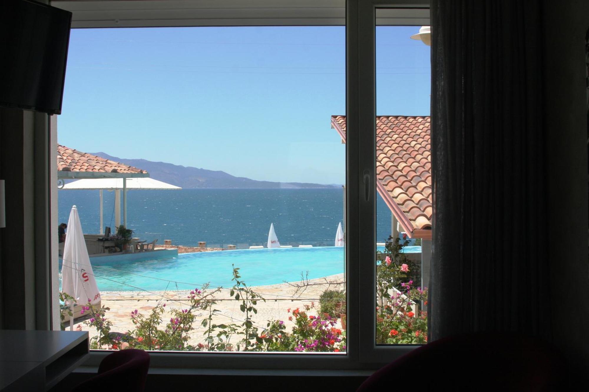 Bougainville Bay Hotel ซารานเดอ ห้อง รูปภาพ View of the beach from a hotel room
