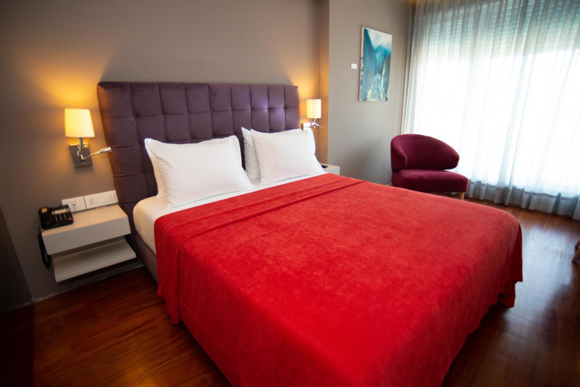 Bougainville Bay Hotel ซารานเดอ ห้อง รูปภาพ A bedroom at the hotel