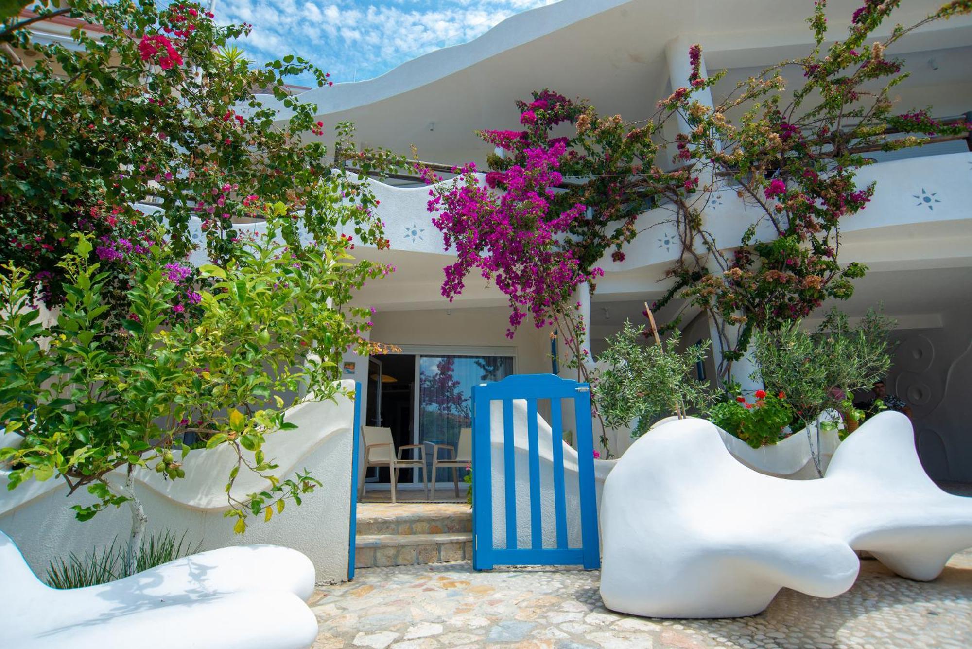 Bougainville Bay Hotel ซารานเดอ ห้อง รูปภาพ The hotel's garden